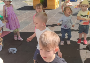 Zabawy dzieci przy muzyce w ogrodzie przedszkolnym .