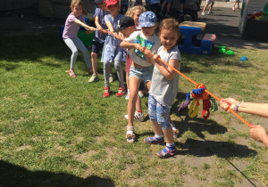 Dzieci rywalizują w przeciąganiu liny.