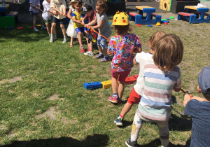 Dzieci rywalizują w przeciąganiu liny.