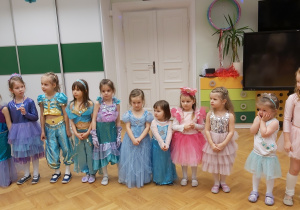 Dziewczynki przebrane za księżniczki i syrenki prezentują swoje stroje.