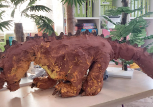 Wystawa zrobiona z wykonanego przez dzieci dinozaura.