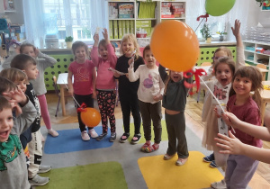 Z okazji Dnia chłopaka dziewczynki wręczają chłopcom wykonane przez siebie zakładki oraz balony.