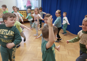 Dzieci poruszają się po sali w rytm muzyki.