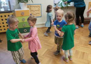 Dzieci tańczą w parach wiosennego walczyka.