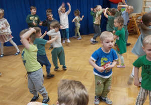 Dzieci tańczą wg własnego pomysłu do muzyki ViValdiego "Cztery pory roku - wiosna"