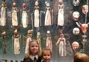 Dwie dziewczynki stoją przed eksponatami-sztuka ludów Azji.