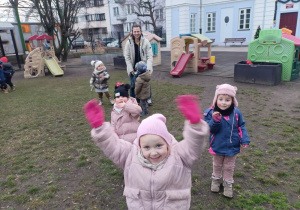 Dzieci bawią się na placu zabaw.
