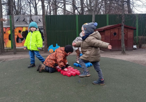 Dzieci bawią się na placu zabaw.