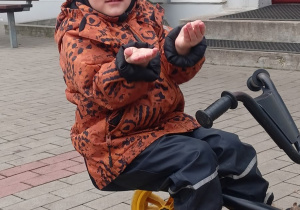 Chłopiec jeździ autem.