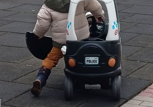 Chłopiec jeździ autem.