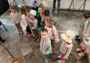 Dzieci oglądają eksponaty w muzeum.