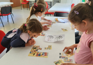 Dziewczynki układają puzzle o tematyce afrykańskiej.