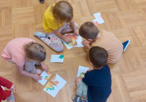 Dzieci układają puzzle