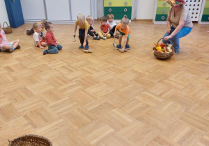 Dzieci biorą udział w zawodach