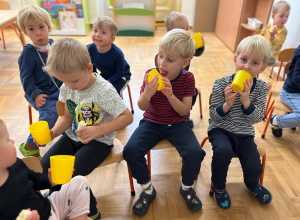 Dzieci zachwycone ze zrobionego soku