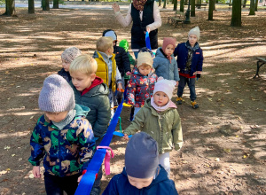 Dzieci z nauczycielem