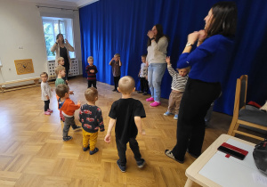 Dzieci 3 i 4 letnie podczas wykonywania piosenki naśladują gesty wykonywane przez nauczyciela.
