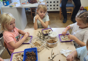 Dzieci układają wzory z patyczków.