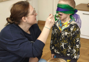 Dziecko próbuje kiwi