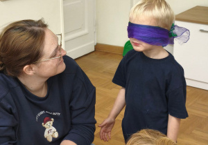 Dziecko próbuje zgadnąć jakiego produktu spróbowało