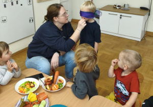 Dziecko próbuje odgadnąć jaki produkt otrzymało