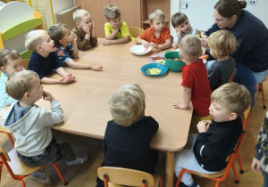 Dzieci słuchają i pytają