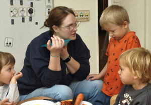 Dziecko w skupieniu próbuje odgadnąć jaki produkt otrzymał do spróbowania