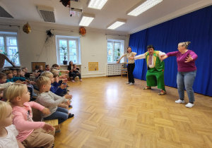 Dwie panie biorą udział w zabawie z klaunem.