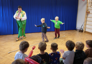 Dwóch chłopców idzie po linie.