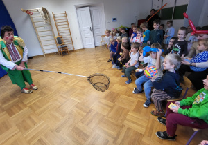 Dzieci rzucają piłką do celu - siatka na kiju.