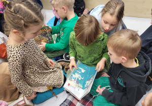 Dzieci oglądają trójwymiarową książkę o stoczni.