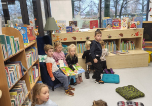 Dzieci oglądają wybrane przez siebie książki.