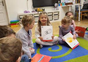 Dzieci wypowiadają się na temat wylosowanych artykułów spożywczych.