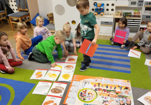 Dzieci segregują art. spożywcze na zdrowe i niezdrowe.