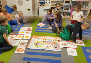 Dzieci segregują art. spożywcze na zdrowe i niezdrowe.