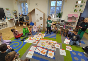 Zajęcia z dziećmi na temat piramidy zdrowego żywienia.