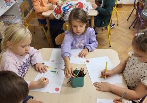 Dzieci rysują zdrowe i niezdrowe jedzenie.