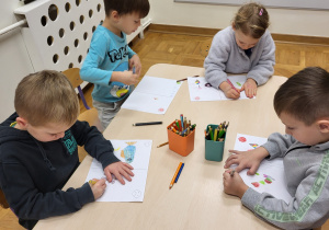 Dzieci rysują zdrowe i niezdrowe jedzenie.