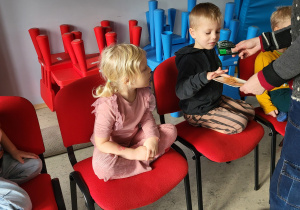 Chłopiec smakuje cynamon.