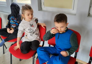 Chłopiec wącha laskę cynamonu.