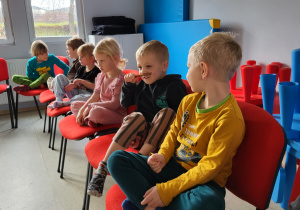 Dwaj chłopcy wąchają laskę cynamonu.