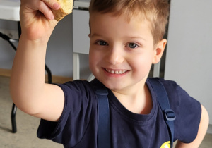 Chłopiec pokazuje korzeń imbiru.