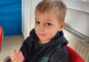 Chłopiec pokazuje przyprawę - goździk.