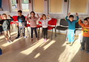 Dzieci uczestniczą w zabawie ruchowej.