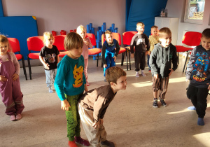 Dzieci uczestniczą w zabawie ruchowej.