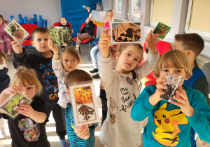 Dzieci pokazują ilustracje przedstawiające różne przyprawy.