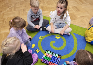 Dzieci z wykorzystaniem klockóm Numikon poznają cyfrę 6.