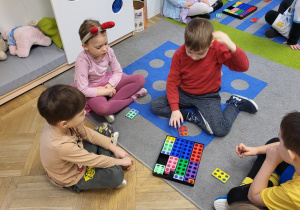 Dzieci uzupełniają klocki do 6.