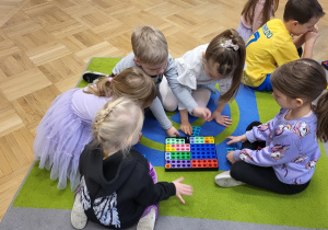 Zabawa klockami Numikon.