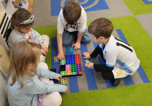 Zabawa klockami Numikon.